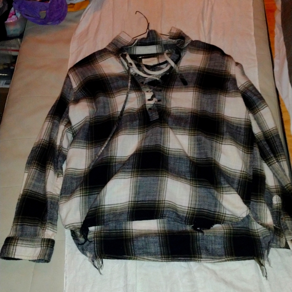 AMERICAN EAGLE OUTFITTERS DISTRESSED PLAID FLANNEL V NECK CRISS CROSS Large